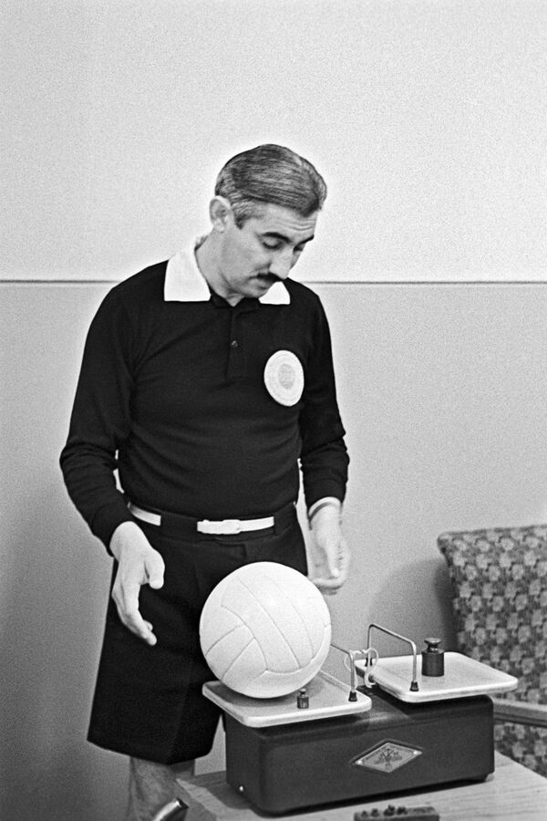 Советский арбитр Тофик Бахрамов, похоронивший надежды сборной Германии на победу в финале чемпионата мира 1966 года - Sputnik Армения