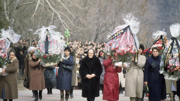 Քաղաքացիները ծաղկեպսակներ են տանում Սումգայիթի ջարդերի զոհերի հուշարձան. արխիվային լուսանկար - Sputnik Արմենիա
