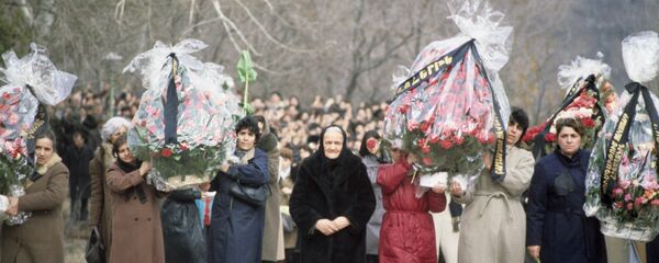 Венки к мемориалу жертвам армянских погромов в Сумгаите. - Sputnik Армения