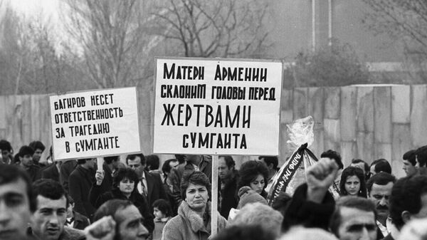 Траурное шествие в Ереване 8 марта 1988 года в память о жертвах Сумгаитского погрома - Sputnik Армения