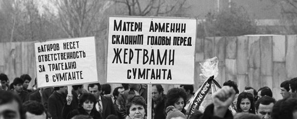Траурное шествие в Ереване 8 марта 1988 года в память о жертвах Сумгаитского погрома - Sputnik Армения