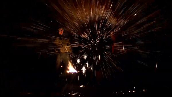 Огненное представление с расплавленным железом от китайских кузнецов - Sputnik Армения