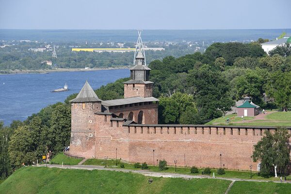 Нижний Новгород был основан в 1221 году.  Город защищали деревянно-земляные укрепления. В 1374 году был заложен белокаменный Кремль. Современный вид Кремль приобрел после 1516 года. В XVI веке крепостные стены неоднократно подвергались осадам и приступам. - Sputnik Армения