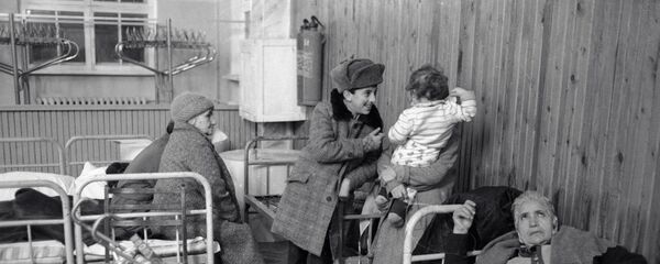 Армянские беженцы живут в зданиях, охраняемых войсками. - Sputnik Армения