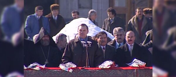 Александр Лебедь выступил на митинге в Степанакерте по случаю 10 годовщины карабахского движения - Sputnik Армения