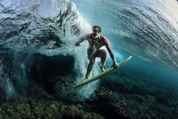 Снимок Under The Wave американского фотографа Rodney Bursiel, занявший 3-е место в категории Portrait конкурса подводной фотографии 2018 Underwater Photographer of the Year - Sputnik Армения