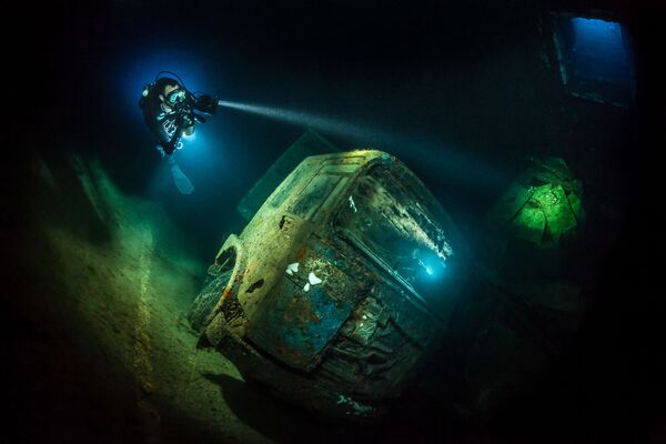 Снимок TRUCK-NOBIA немецкого фотографа Tobias Friedrich, занявший третье место в категории Wrecks в конкурсе подводной фотографии 2018 Underwater Photographer of the Year - Sputnik Армения