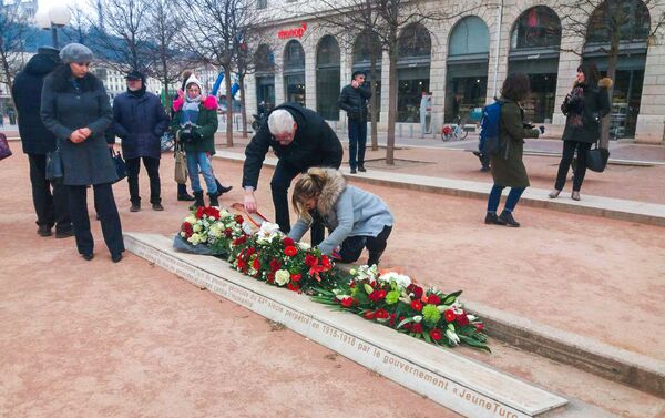 Ֆրանսիայի Լիոն քաղաքի գլխավոր հրապարակում` Պոնսեում, մոտ ի քանի տասնյակ հայ հարգանքի տուրք է մատուցել Սումգայիթի ջարդերի ժամանակ զոհվածների հիշատակին - Sputnik Արմենիա