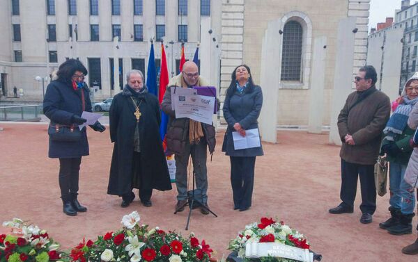 Армяне Лиона почтили память жертв сумгаитских погромов на главной площади города Понсэ (28 февраля 2018) Лион, Франция - Sputnik Армения