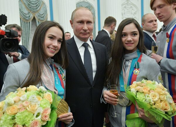 Президент РФ Владимир Путин, Алина Загитова (слева) и Евгения Медведева - Sputnik Армения