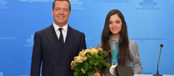 Церемония вручения премьер-министром РФ Д. Медведевым автомобилей победителям и призерам зимней Олимпиады -2018 в Пхенчхане Церемония вручения премьер-министром РФ Д. Медведевым автомобилей победителям и призерам зимней Олимпиады -2018 в Пхенчхане - Sputnik Արմենիա