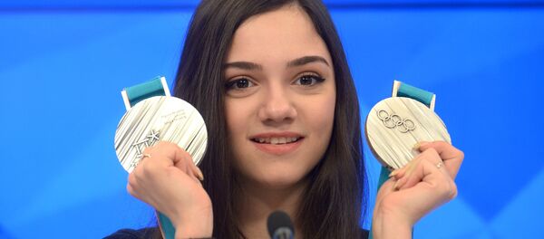 Двукратный серебряный призер XXIII зимних Олимпийских игр Евгения Медведева на пресс-конференции в Международном мультимедийном пресс-центре МИА Россия сегодня в Москве. - Sputnik Արմենիա