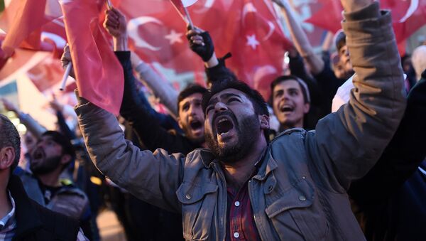 Граждане Турции во время митинга - Sputnik Արմենիա