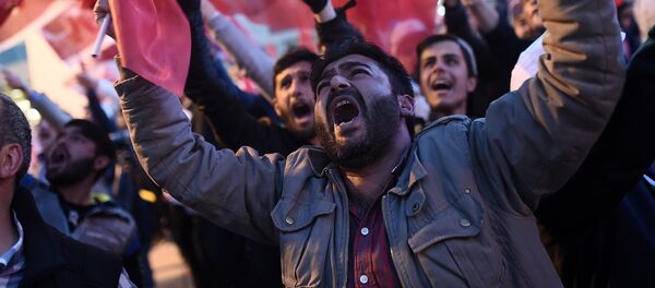 Граждане Турции во время митинга - Sputnik Армения