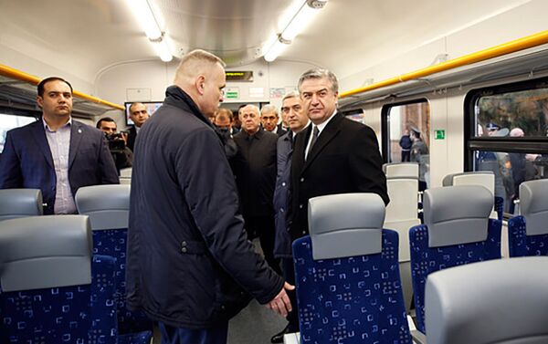 Премьер-министр Армении Карен Карапетян посетил с рабочим визитом Гюмри на новой электичке ЭП2Д (3 марта 2018). Армения - Sputnik Армения