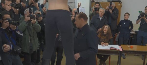 Активистка FEMEN атаковала Берлускони Активистка FEMEN атаковала Берлускони - Sputnik Արմենիա