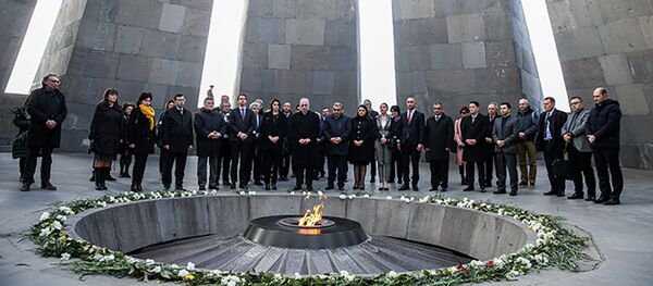 Мэр Лиона Жорж Кепенекян в Мемориале жертв Геноцида армян - Sputnik Արմենիա