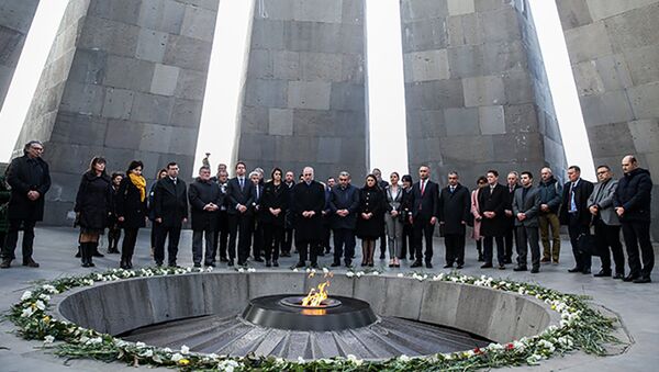 Мэр Лиона Жорж Кепенекян в Мемориале жертв Геноцида армян - Sputnik Армения