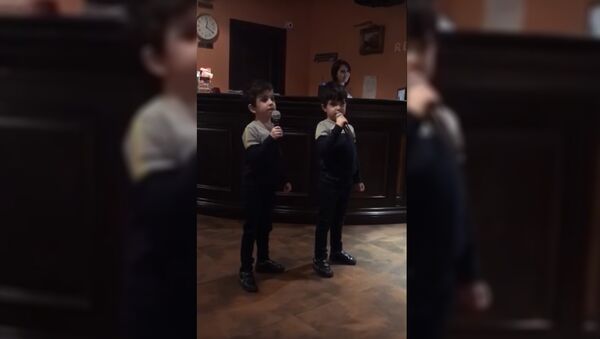 Шестилетние армянские близнецы поют патриотическую песню - Sputnik Արմենիա
