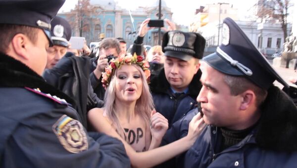 СПУТНИК_Украинские полицейские усмиряли раздевшихся перед Радой участниц Femen в Киеве - Sputnik Армения