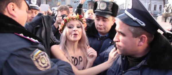 СПУТНИК_Украинские полицейские усмиряли раздевшихся перед Радой участниц Femen в Киеве - Sputnik Արմենիա