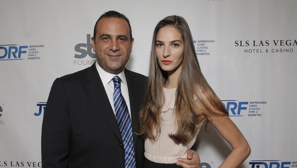 Американский бизнесмен Сэм Назарян с женой Эминой Чунмулаж - Sputnik Армения