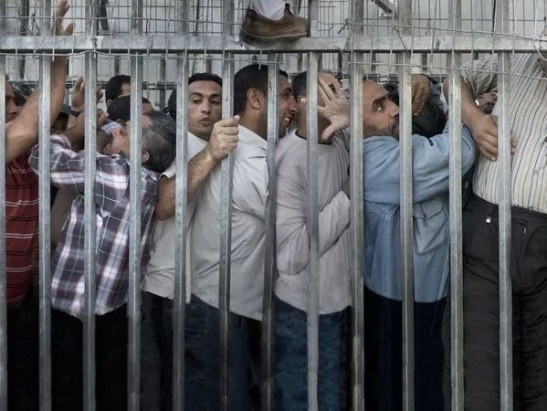 Снимок из серии Check Point 300; (in)human borders итальянского фотографа Eduardo Castaldo из категории Creative (Professional), вошедший в шортлист фотоконкурса 2018 Sony World Photography Awards Снимок из серии Check Point 300; (in)human borders итальянского фотографа Eduardo Castaldo из категории Creative (Professional), вошедший в шортлист фотоконкурса 2018 Sony World Photography Awards - Sputnik Армения