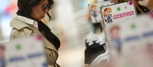 Женщина выбирает одежду - Sputnik Армения