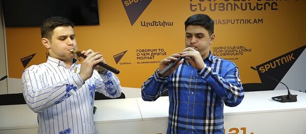 Շահինյան եղբայրները ցույց տվեցին դուդուկ նվագելու վարպետություն Շահինյան եղբայրները ցույց տվեցին դուդուկ նվագելու վարպետություն - Sputnik Արմենիա