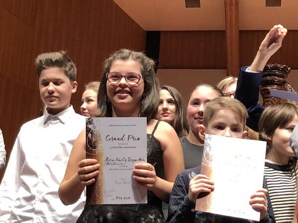 Двенадцатилетняя скрипачка из Абхазии Эмилия Терзян-Хагба завоевала Гран-при на международном инструментально-вокальном конкурсе Восходящие звезды, который проходил в Риге  - Sputnik Армения