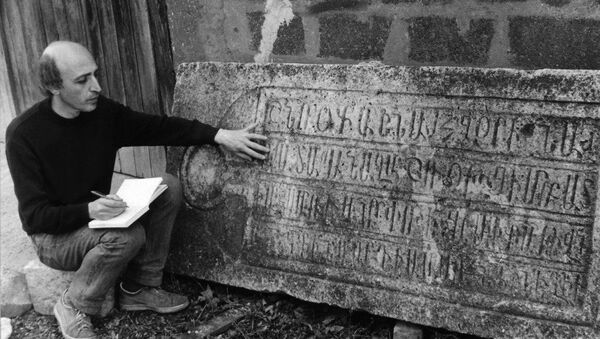 Расшифровка надписи на армянском надгробии (предположительно 17 века) с кладбища в Белграде - Sputnik Արմենիա