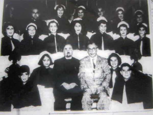 Армянский хор. Лео Дардариан (в костюме) и преподобный Сервоп Манукян - Sputnik Армения