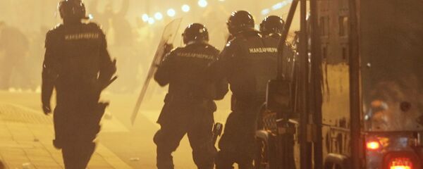 Обеспечение мер безопасности на улицах Белграда, где проходит крупнейшая акция протеста против провозглашения независимости Косово. - Sputnik Армения