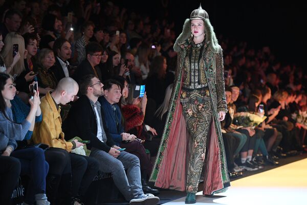 Модель демонстрирует одежду из коллекций, представленных Kazakhstan Fashion Week в рамках Mercedes-Benz Fashion Week Russia. - Sputnik Армения