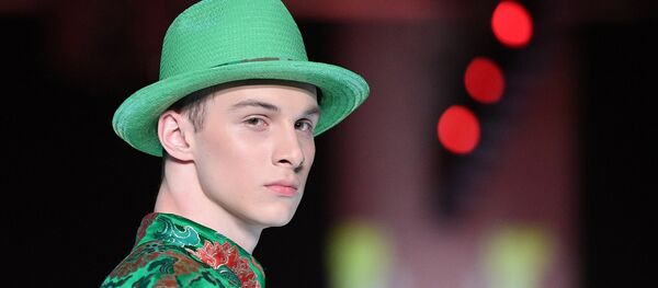 Модель демонстрирует одежду из новой коллекции дизайнера Вячеслава Зайцева в рамках Mercedes-Benz Fashion Week Russia. День первый Модель демонстрирует одежду из новой коллекции дизайнера Вячеслава Зайцева в рамках Mercedes-Benz Fashion Week Russia. День первый - Sputnik Армения