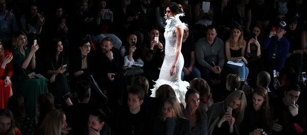 Модель демонстрирует одежду из новой коллекции дизайнера Динары Сатжан в рамках Mercedes-Benz Fashion Week Russia. День первый - Sputnik Արմենիա