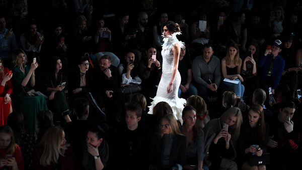 Модель демонстрирует одежду из новой коллекции дизайнера Динары Сатжан в рамках Mercedes-Benz Fashion Week Russia. День первый - Sputnik Արմենիա