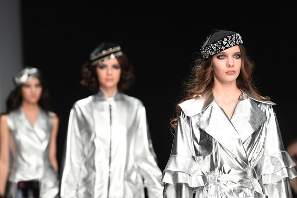 Модели демонстрируют одежду из новой коллекции дизайнера Наиля Байкучукова в рамках Mercedes-Benz Fashion Week Russia. - Sputnik Армения