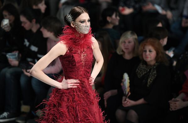 Модель демонстрирует одежду из новой коллекции Ye.s Couture by Yegana Sadyxova в рамках Mercedes-Benz Fashion Week Russia. - Sputnik Армения