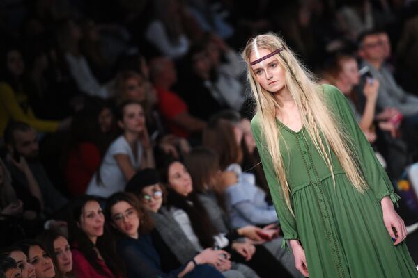 Модель демонстрирует одежду из новой коллекции DI SIITOVA в рамках Mercedes-Benz Fashion Week Russia. - Sputnik Армения