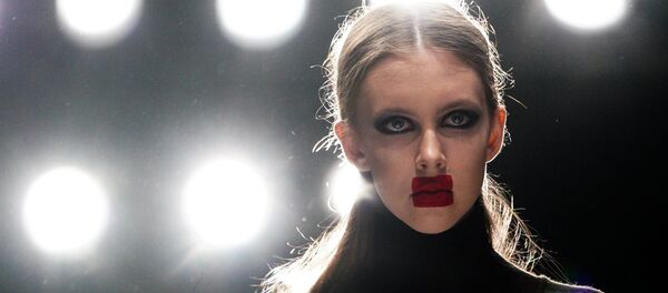 Модель во время показа коллекции одежды Лаборатории Моды Вячеслава Зайцева в рамках Mercedes-Benz Fashion Week Russia Модель во время показа коллекции одежды Лаборатории Моды Вячеслава Зайцева в рамках Mercedes-Benz Fashion Week Russia - Sputnik Армения