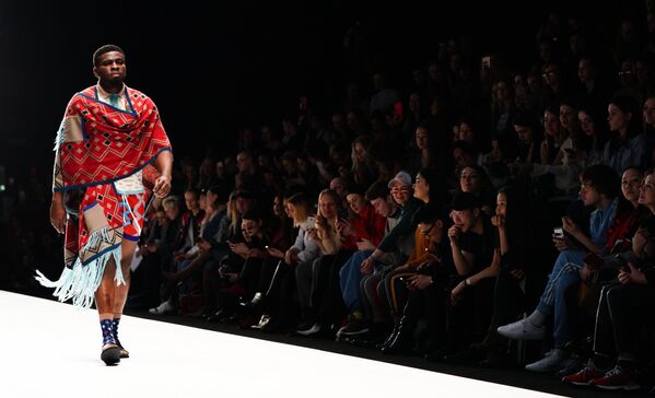 Модель демонстрирует одежду дизайнера MAXHOSA BY LADUMA во время показа коллекции одежды Africa Explosion - мода и дизайн Южной Африки в рамках Mercedes-Benz Fashion Week Russia - Sputnik Армения