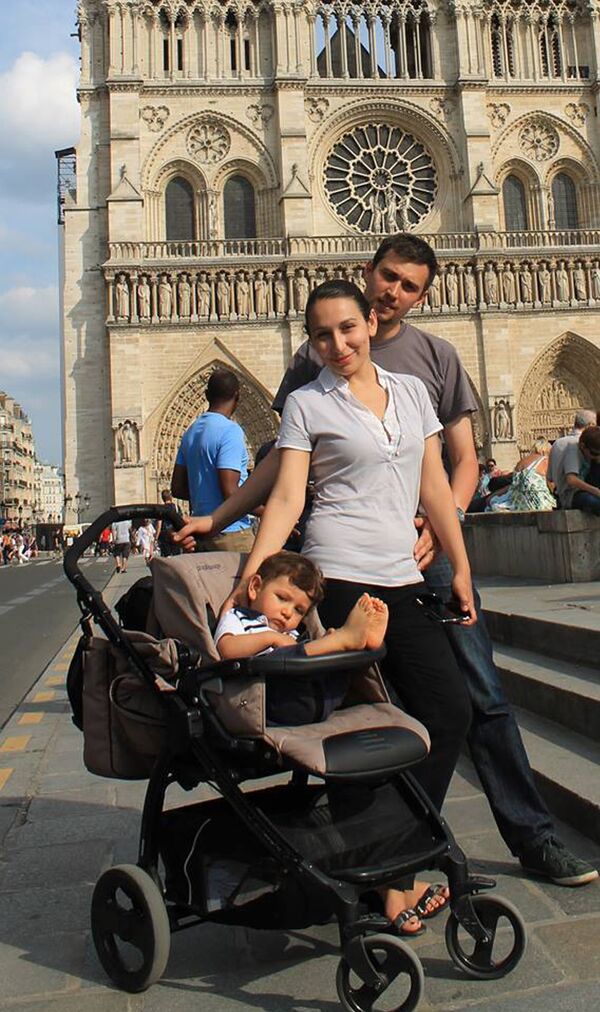 Очевидцы трекатов во Франции Лилит Мкртчян и ее муж Рено Бранш с ребенком Очевидцы трекатов во Франции Лилит Мкртчян и ее муж Рено Бранш с ребенком - Sputnik Արմենիա