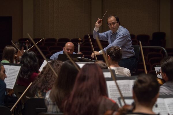 Дирижер Джанлука Марчиано Дирижер Джанлука Марчиано - Sputnik Արմենիա