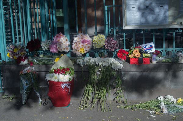Цветы у посольства Франции в Ереване Цветы у посольства Франции в Ереване - Sputnik Армения