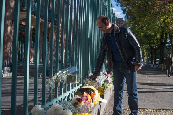 Цветы у посольства Франции в Ереване Цветы у посольства Франции в Ереване - Sputnik Армения