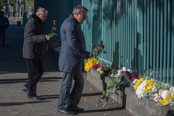 Цветы у посольства Франции в Ереване Цветы у посольства Франции в Ереване - Sputnik Армения