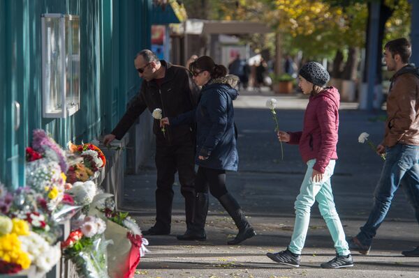 Цветы у посольства Франции в Ереване Цветы у посольства Франции в Ереване - Sputnik Армения