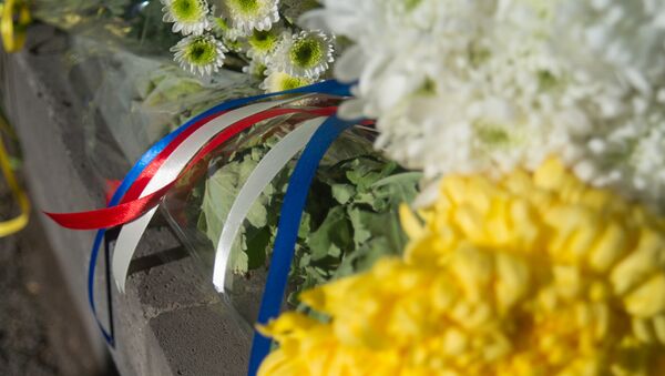 Цветы у посольства Франции в Ереване - Sputnik Армения