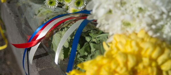 Цветы у посольства Франции в Ереване Цветы у посольства Франции в Ереване - Sputnik Армения